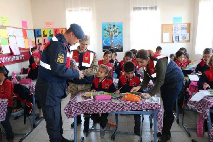 Jandarma'dan 'Köy Okulu'na Tanıtım Ziyareti