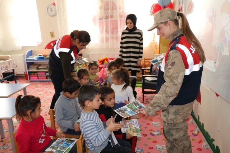 Jandarma'dan 'Köy Okulu'na Tanıtım Ziyareti