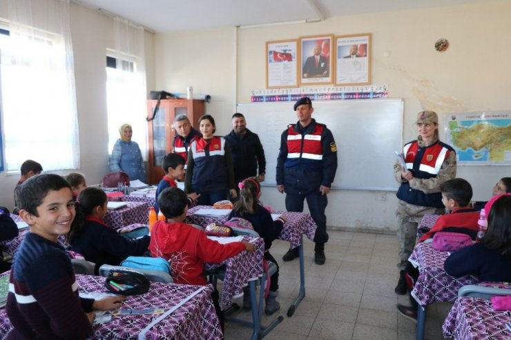 Jandarma'dan 'Köy Okulu'na Tanıtım Ziyareti