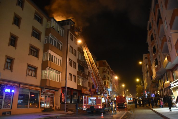 Kars'ta Apartmanın Çatı Katında Çıkan Yangın Maddi Hasara Yol Açtı