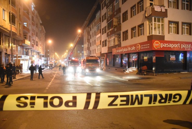 Kars'ta Apartmanın Çatı Katında Çıkan Yangın Maddi Hasara Yol Açtı