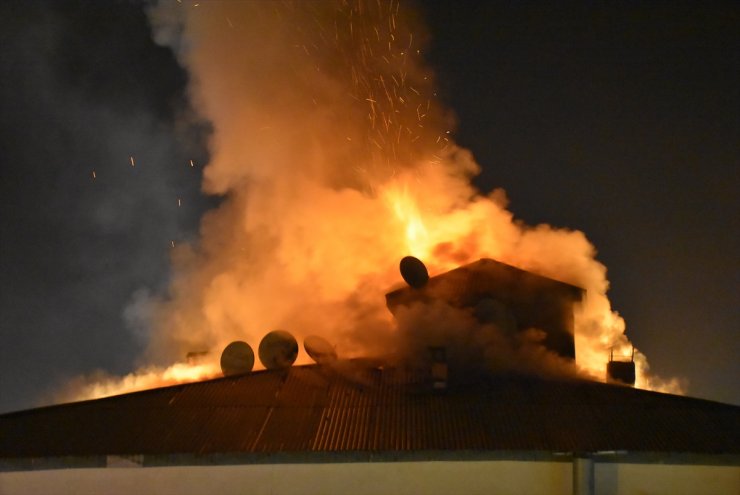 Kars'ta Apartmanın Çatı Katında Çıkan Yangın Maddi Hasara Yol Açtı