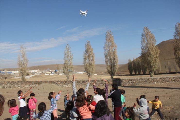 Köy Çocuklarının İlk Kez Gördükleri Drone Karşısındaki Sevinci Gülümsetti
