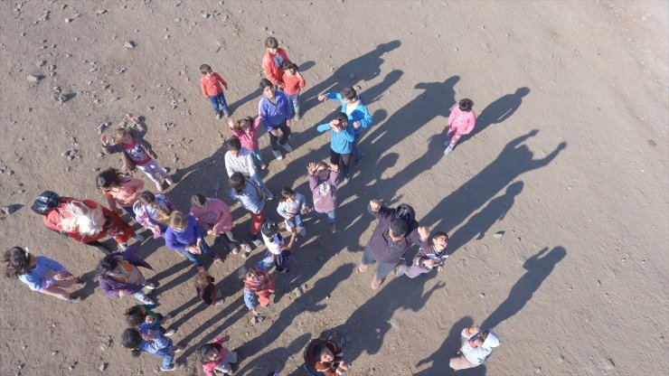 Köy Çocuklarının İlk Kez Gördükleri Drone Karşısındaki Sevinci Gülümsetti