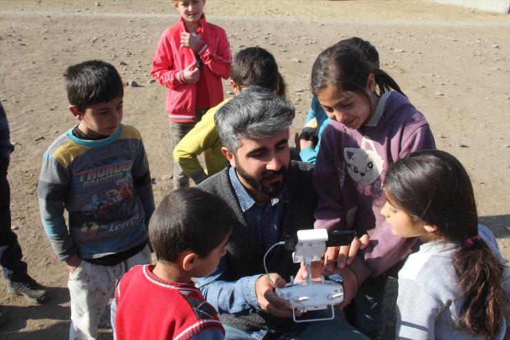 Köy Çocuklarının İlk Kez Gördükleri Drone Karşısındaki Sevinci Gülümsetti