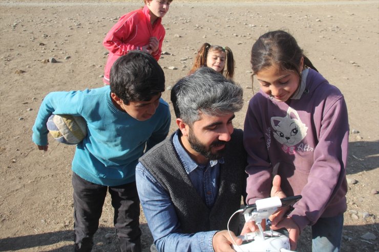 Köy Çocuklarının İlk Kez Gördükleri Drone Karşısındaki Sevinci Gülümsetti