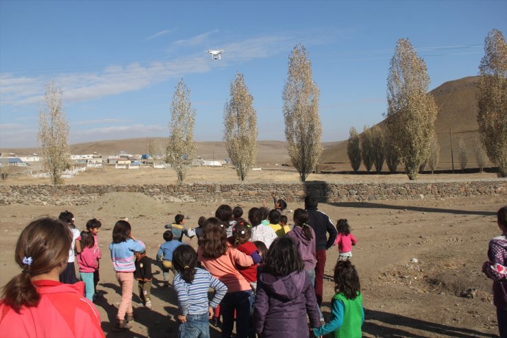 Köy Çocuklarının İlk Kez Gördükleri Drone Karşısındaki Sevinci Gülümsetti