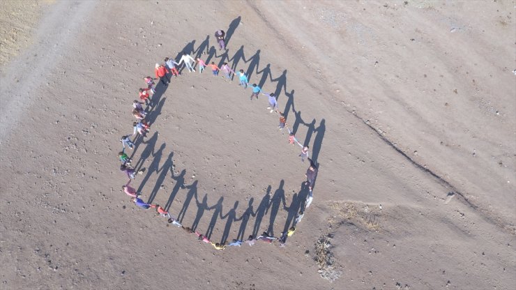 Köy Çocuklarının İlk Kez Gördükleri Drone Karşısındaki Sevinci Gülümsetti