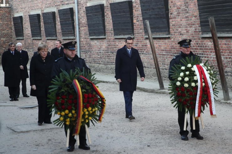 Merkel’den “Nazi Kampı”na Ziyaret