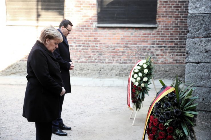 Merkel’den “Nazi Kampı”na Ziyaret