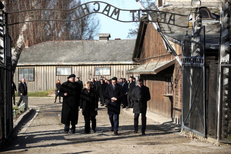 Merkel’den “Nazi Kampı”na Ziyaret