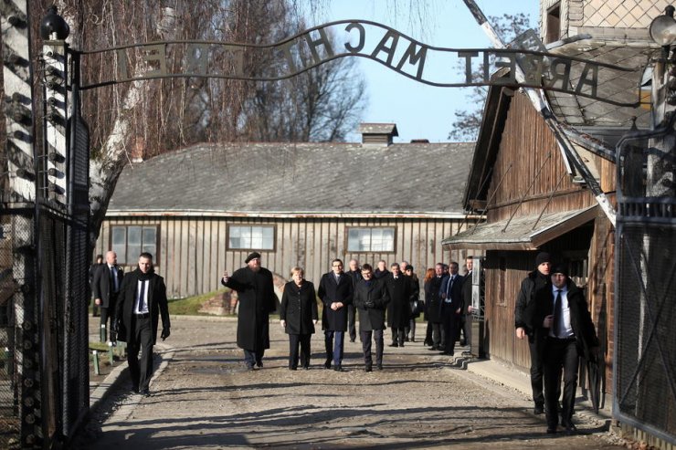 Merkel’den “Nazi Kampı”na Ziyaret