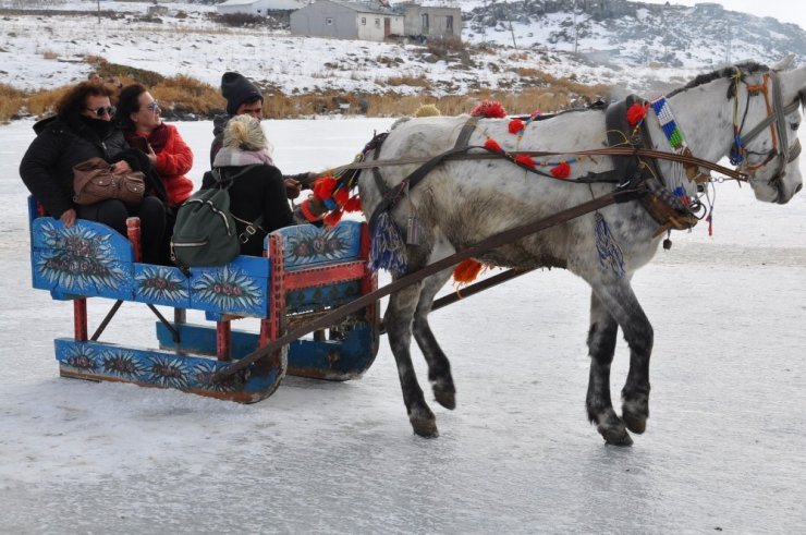 Atlı Kızaklar Çıldır Gölü’ne İndi