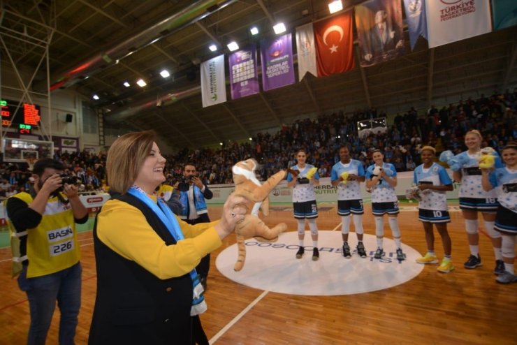 Sahaya Binlerce Oyuncak Atıldı