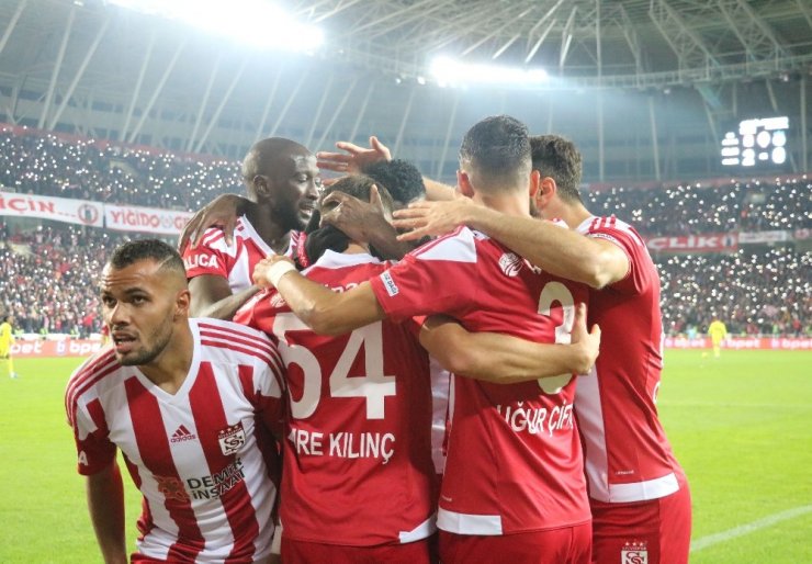 Sivasspor, Fenerbahçe'yi 3-1 Yendi