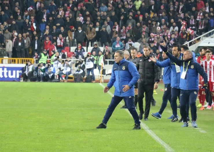 Sivasspor, Fenerbahçe'yi 3-1 Yendi