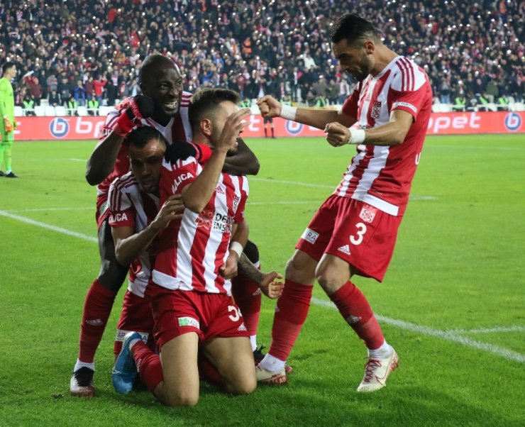 Sivasspor, Fenerbahçe'yi 3-1 Yendi