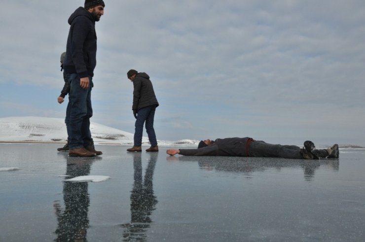 Çıldır Gölü’nde ‘Buz’ Eğlencesi