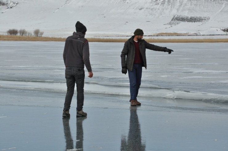 Çıldır Gölü’nde ‘Buz’ Eğlencesi