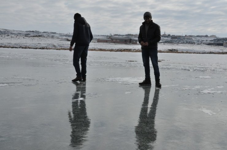 Çıldır Gölü’nde ‘Buz’ Eğlencesi