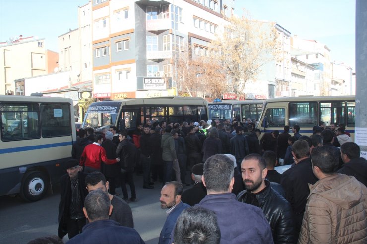 Kars'ta ‘Dolmuşçular’ Yol Kapattı