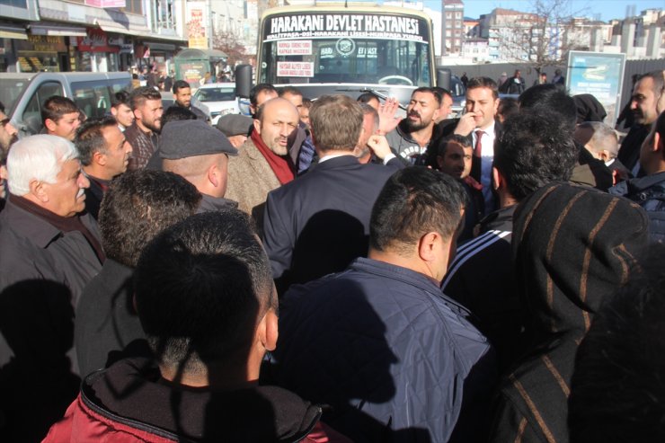 Kars'ta ‘Dolmuşçular’ Yol Kapattı