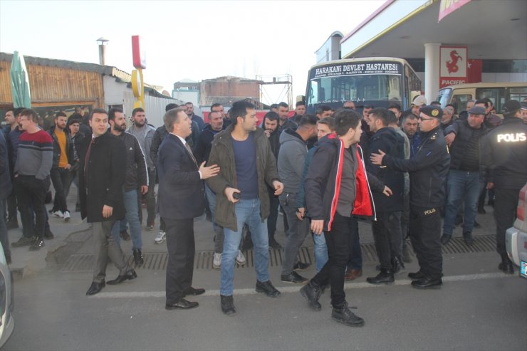 Kars'ta ‘Dolmuşçular’ Yol Kapattı