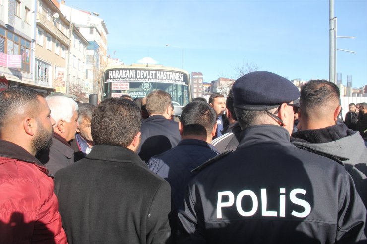 Kars'ta ‘Dolmuşçular’ Yol Kapattı