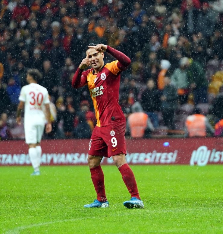 Galatasaray, Antalyaspor’u Farklı Geçti