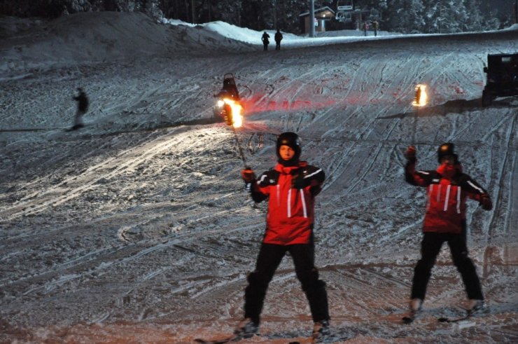 Sarıkamış’ta Meşaleli Kayak ve Lazer Gösterisi