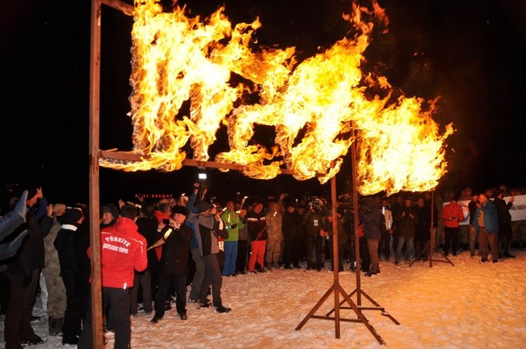 Sarıkamış’ta Meşaleli Kayak ve Lazer Gösterisi