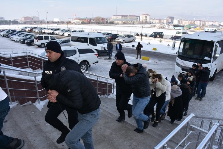 Çağrı Merkezi Numarasıyla Dolandırıcılık Yapan 19 Kişinin Emniyetteki İşlemleri Tamamlandı