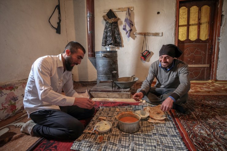 Kar Üstünde Şampiyon Develer Yetiştiriyorlar