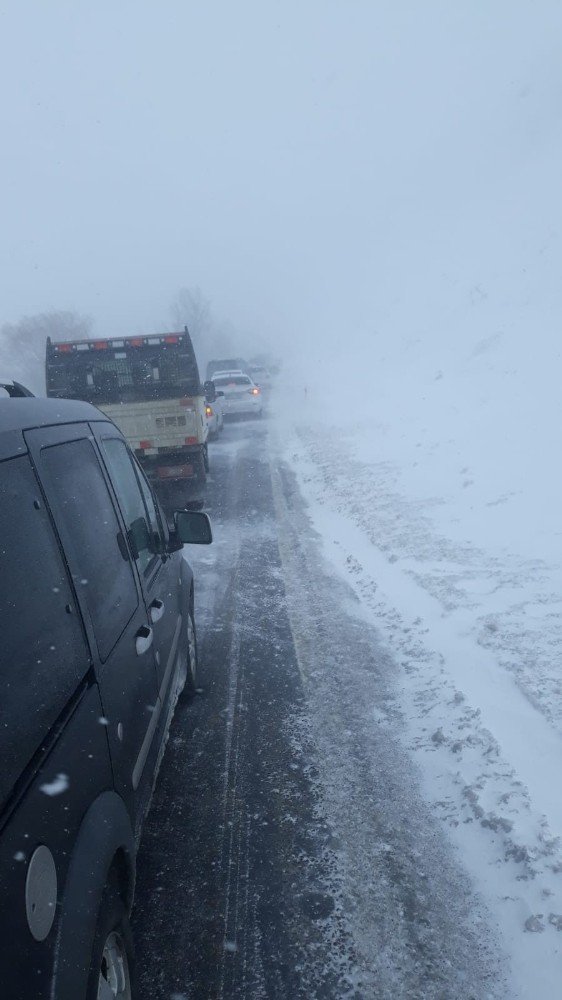 Ağrı’da Yola Çığ Düştü