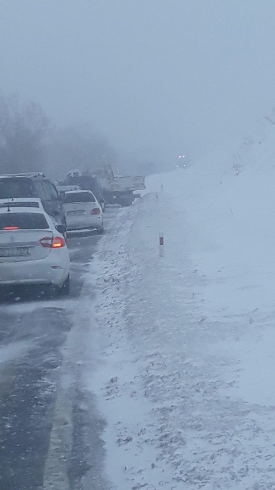 Ağrı’da Yola Çığ Düştü