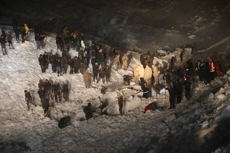 Bahçesaray'da Minibüsün Çığ Altında Kaldığı İhbarı Üzerine Bölgeye Ekipler Sevk Edildi