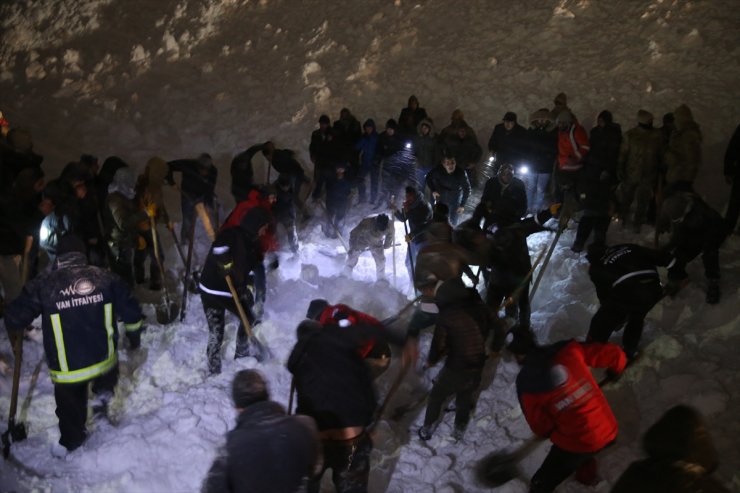 Bahçesaray'da Minibüsün Çığ Altında Kaldığı İhbarı Üzerine Bölgeye Ekipler Sevk Edildi