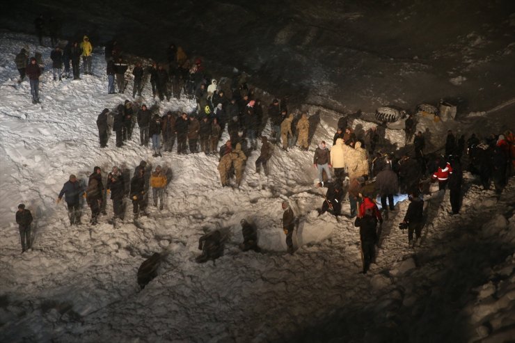 Bahçesaray'da Minibüsün Çığ Altında Kaldığı İhbarı Üzerine Bölgeye Ekipler Sevk Edildi