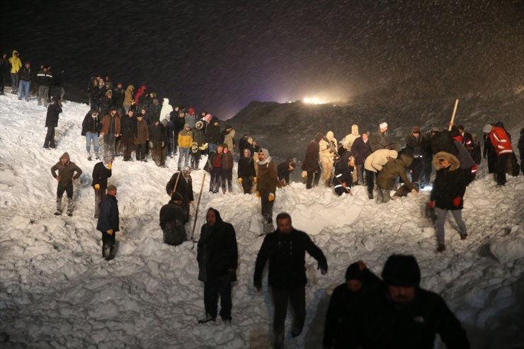 Bahçesaray'da Minibüsün Çığ Altında Kaldığı İhbarı Üzerine Bölgeye Ekipler Sevk Edildi