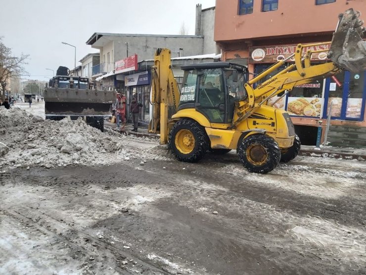 Digor’da Karla Mücadele Devam Ediyor