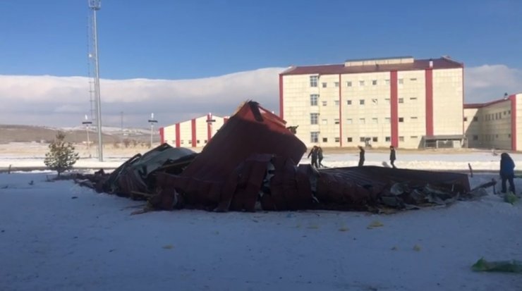Kars’ta Şiddetli Rüzgar Çatıları Uçurdu