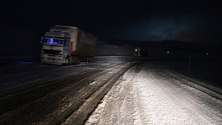 Tendürek Geçidi'nde Ulaşım Aksadı