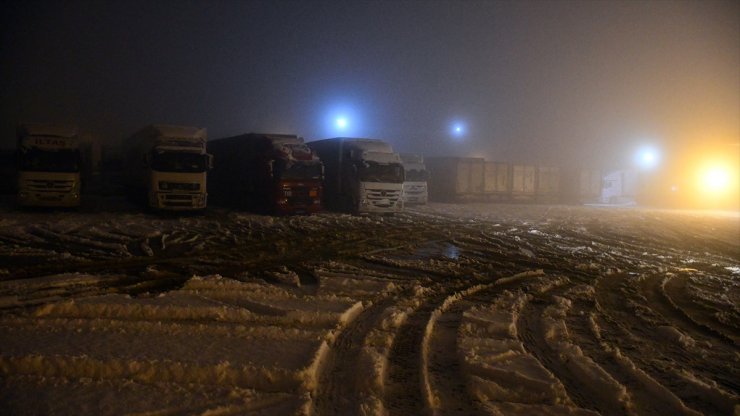 Tendürek Geçidi'nde Ulaşım Aksadı