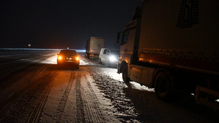 Tendürek Geçidi'nde Ulaşım Aksadı