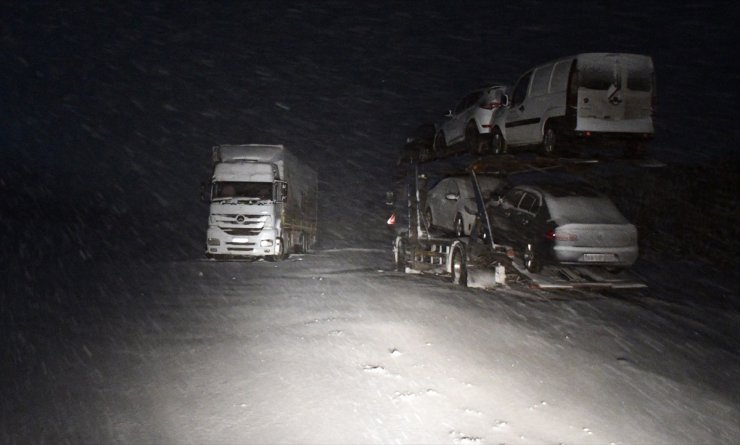 Tendürek Geçidi'nde Ulaşım Aksadı