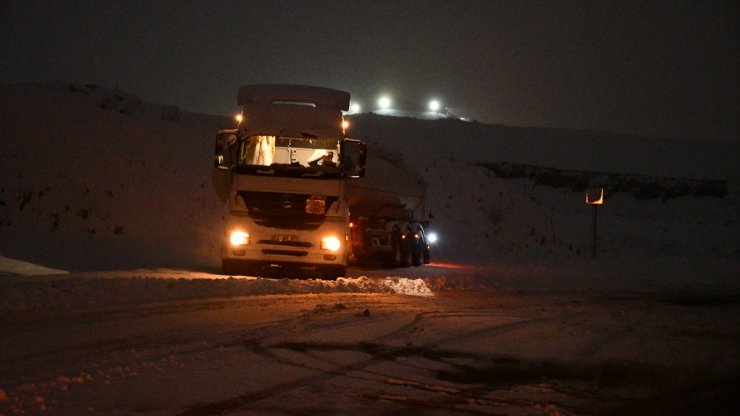 Tendürek Geçidi'nde Ulaşım Aksadı