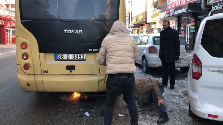 Donan Minibüs, Altında Ateş Yakılırken Yandı