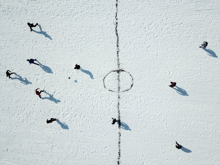 Buz Tutan Çıldır Gölü'nde Futbol Maçı