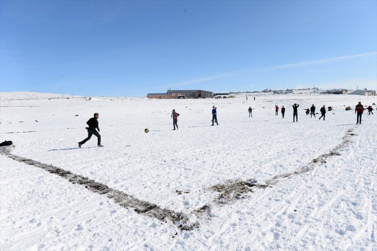 Buz Tutan Çıldır Gölü'nde Futbol Maçı