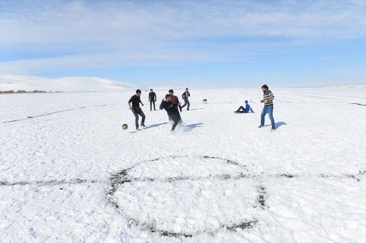 Buz Tutan Çıldır Gölü'nde Futbol Maçı